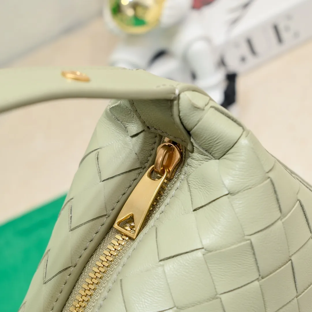 Batch 1360 #BvWallace Shoulder Lunch Bag 🔥 A lunch box bag that you can just grab and go. It is made of classic intrecciato weaving technology and reflects the craftsmanship of Bottega. The entire bag is made of top-grade happa lambskin. It is very soft and lightweight. The small bag shape is cute and exquisite. The interior capacity is also very large and can be carried under the arm. It is quite practical! The bottom of the bag is made of gold metal to prevent wear and tear. The details are really good! Choose this elegant commuting bag for Zaoba people~ Size: 22x13x9.5, model number; 7748#
